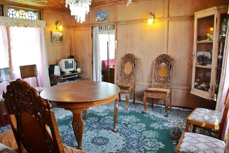Hotel Houseboat Zaindari Palace