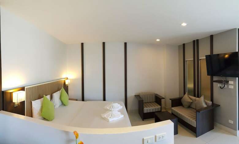 Hotel April Suites