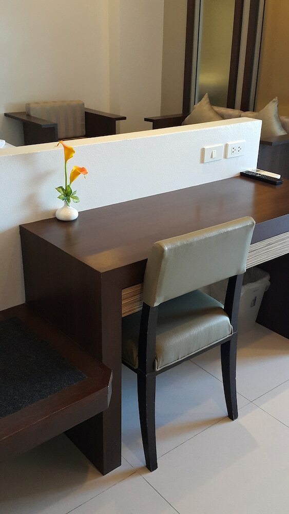Hotel April Suites