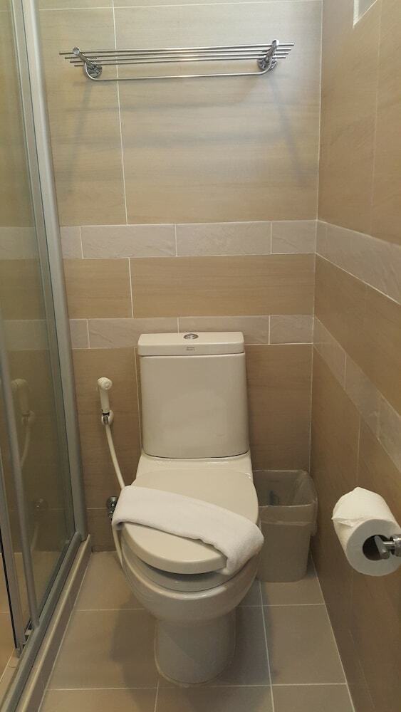 Hotel April Suites