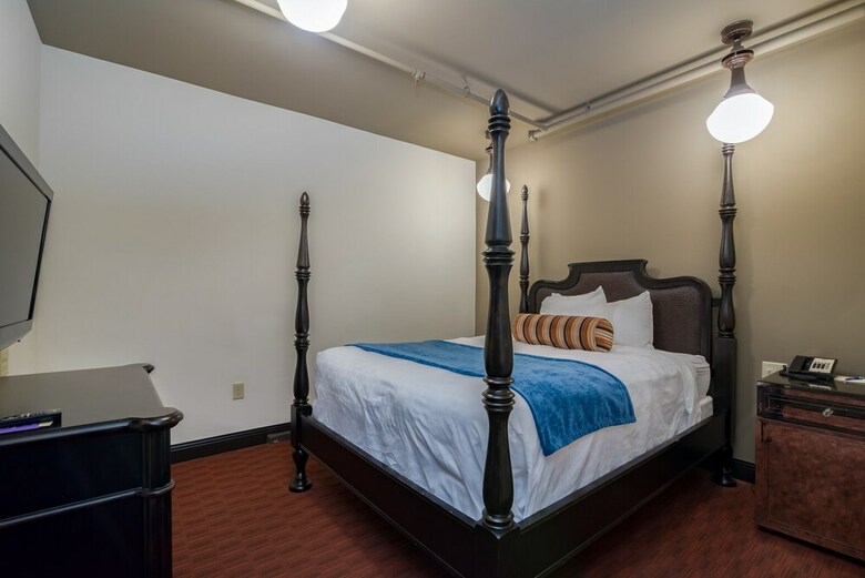 Hotel The Brewhouse Inn & Suites