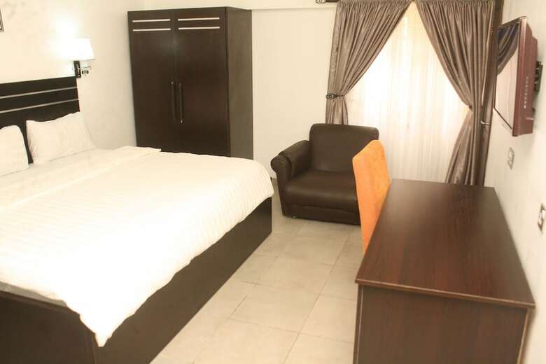 Hotel Reliance Royal Suites
