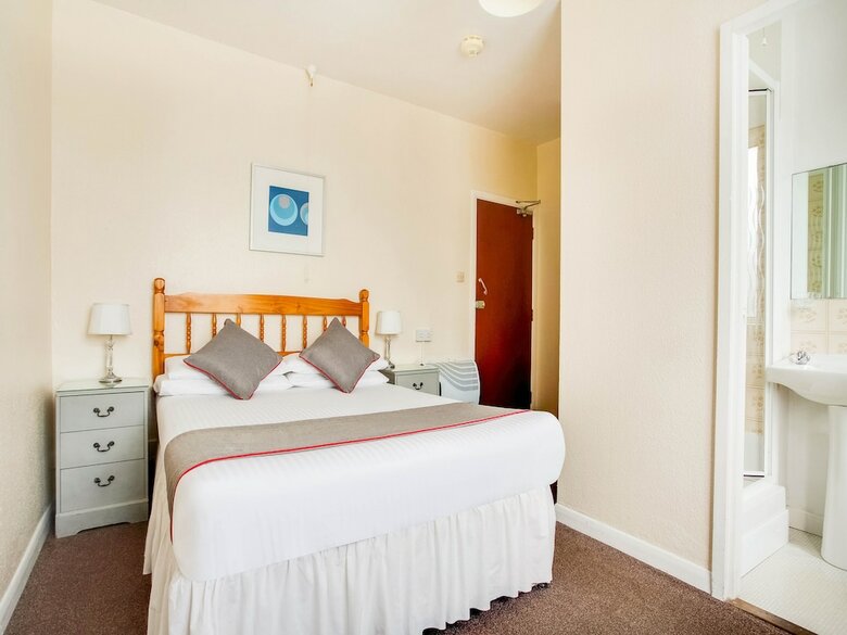 Oyo Godolphin Arms Hotel