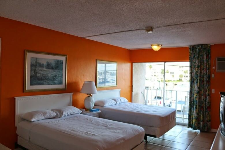 Hotel Camelot Waterfront Inn