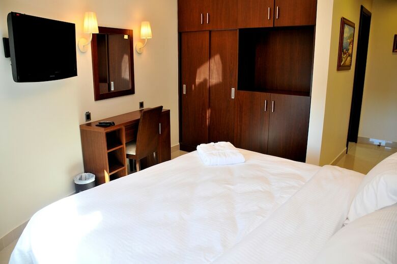 Aparthotel Dolphin Royal Suites