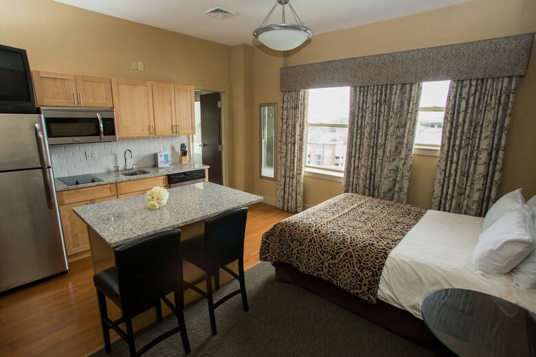 Hotel The Parker Inn & Suites