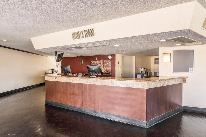 Hotel Rodeway Inn & Suites