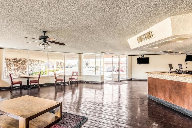 Hotel Rodeway Inn & Suites