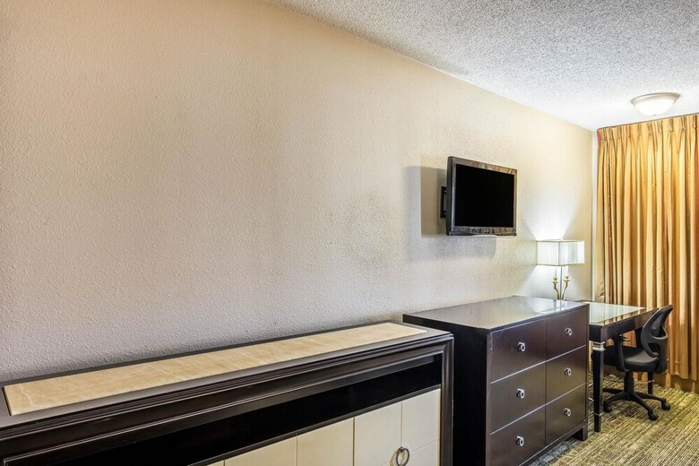 Hotel Rodeway Inn & Suites