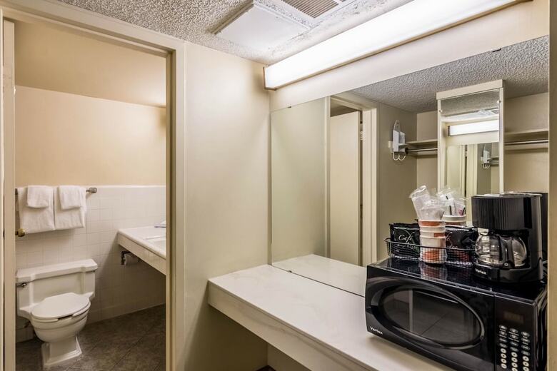 Hotel Rodeway Inn & Suites