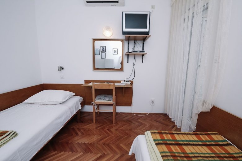 Hostal Apartments & Rooms Peranic