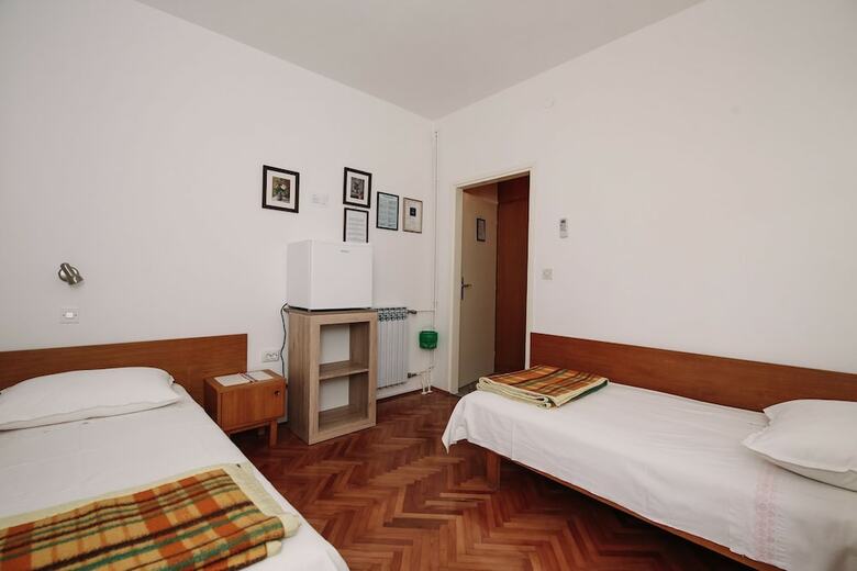 Hostal Apartments & Rooms Peranic