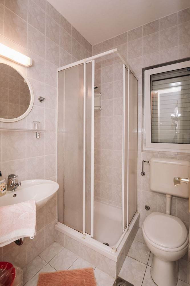 Hostal Apartments & Rooms Peranic