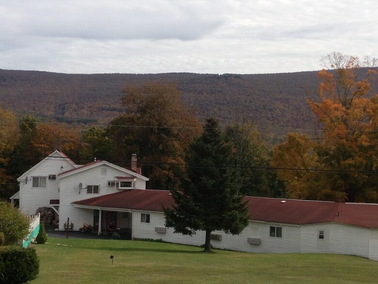 Four Winds Country Motel