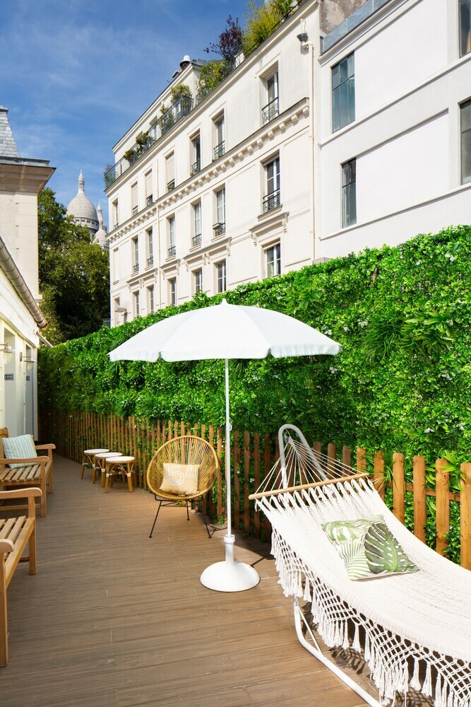 Hostal Le Village Montmartre By Hiphophostels