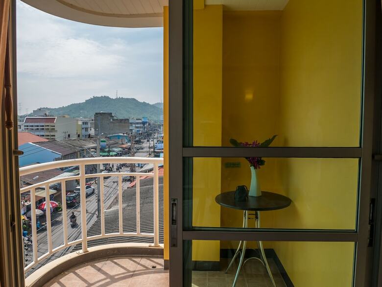 Chomsin Hua Hin Hotel