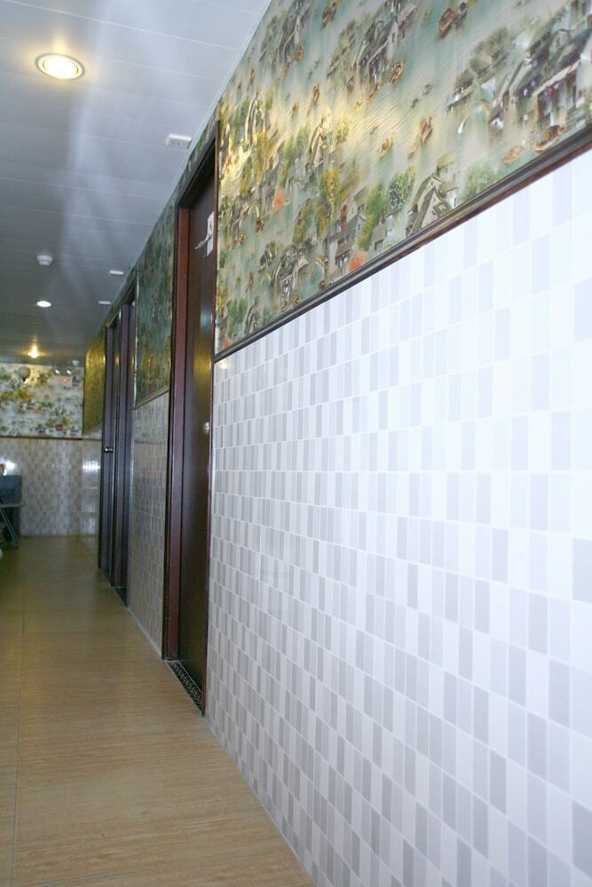 Hostal H.k Commercial Inn - Hostel