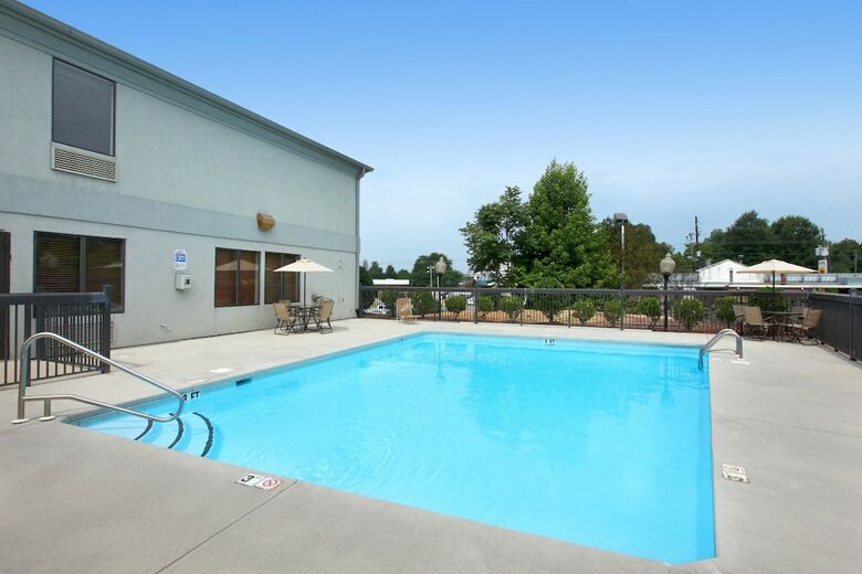Hotel Days Inn By Wyndham Louisburg