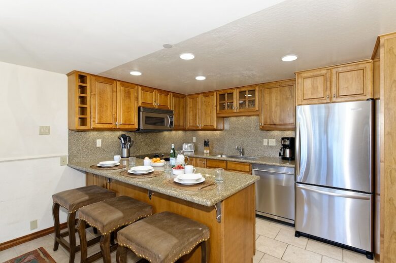 The Crestwood Condominiums
