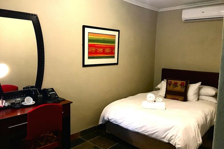 Shangri-la Country Hotel