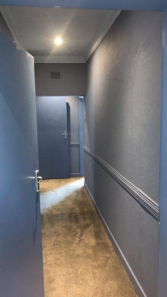 Shangri-la Country Hotel