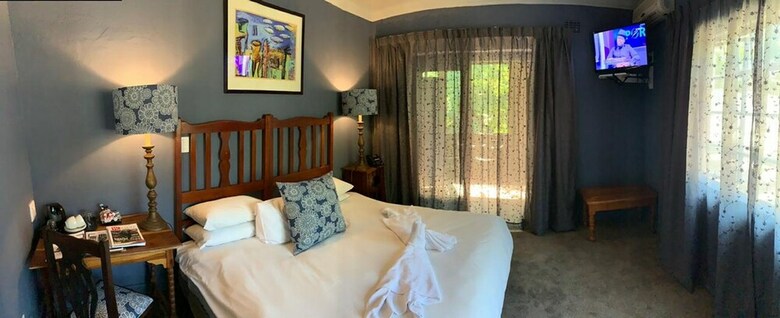 Shangri-la Country Hotel