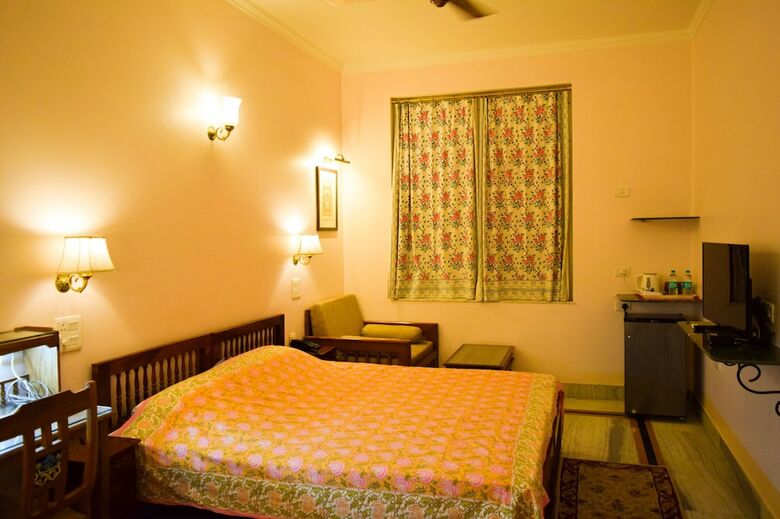 Hotel Arya Niwas
