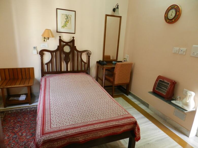 Hotel Arya Niwas