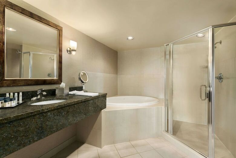 Doubletree By Hilton Hotel Wichita Airport
