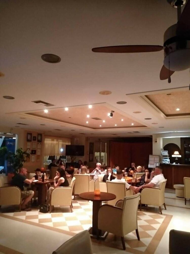 Aparthotel Damia Hotel