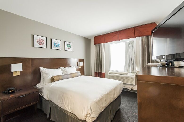 Edgewater Hotel