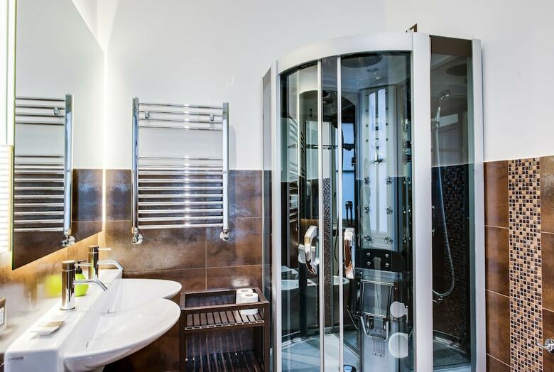Lh Royal Suites