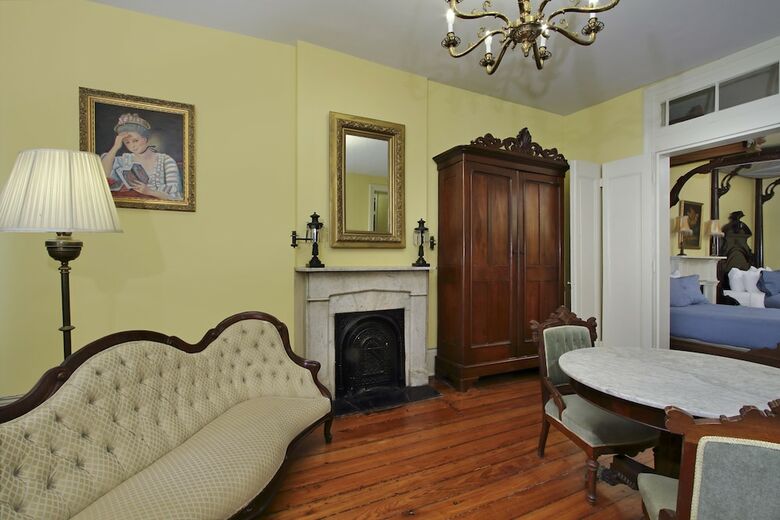 Hotel Lamothe House