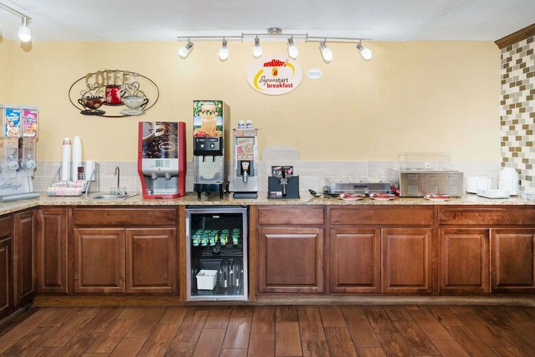 Hotel Super 8 By Wyndham Warrensburg