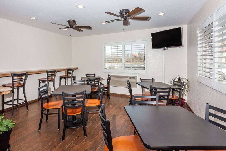Motel Super 8 By Wyndham Visalia