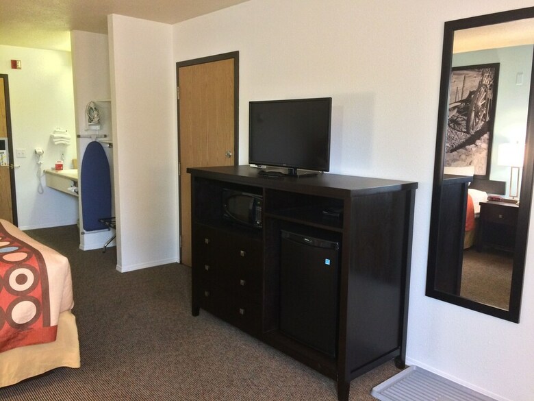 Motel Super 8 By Wyndham Strathmore