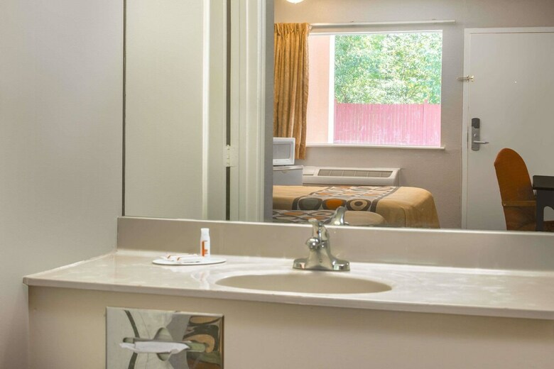 Motel Super 8 By Wyndham Durham/university Area Nc