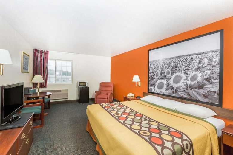 Hotel Super 8 By Wyndham Holton