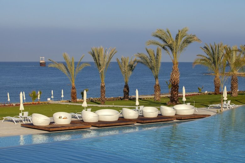 King Evelthon Beach Hotel & Resort