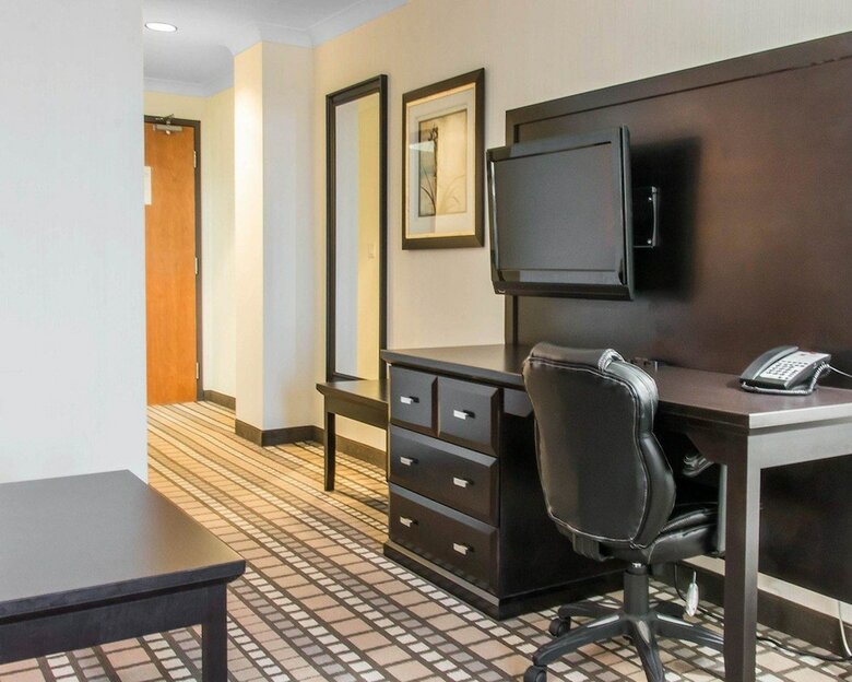 Clarion Hotel & Suites