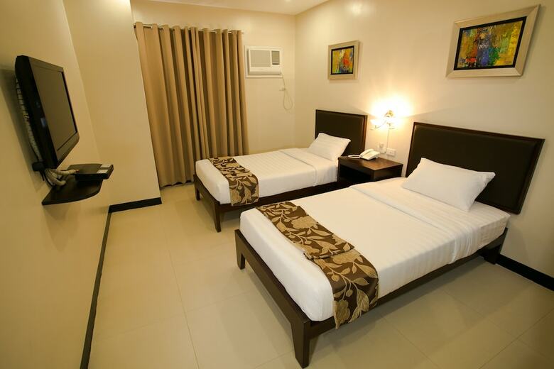 Main Hotel & Suites