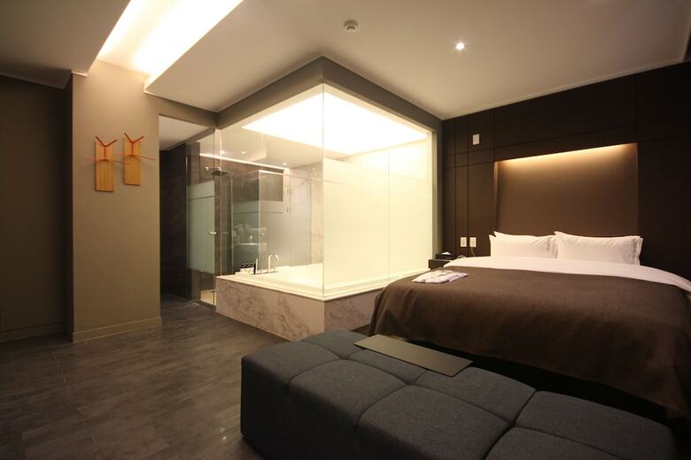 Club Hotel