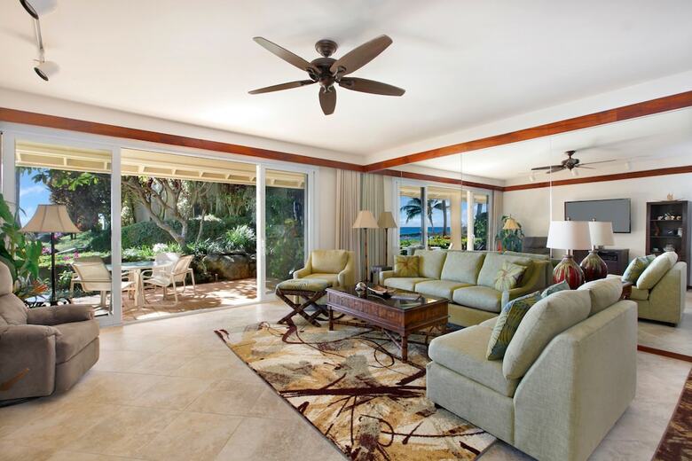 Whalers Cove Oceanfront Resort