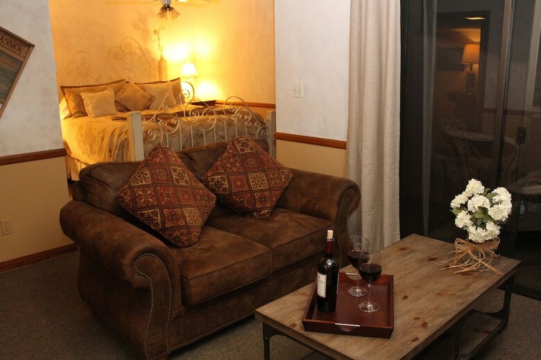 Hotel Adobe Village Inn