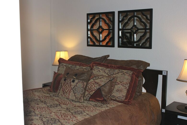 Hotel Adobe Village Inn
