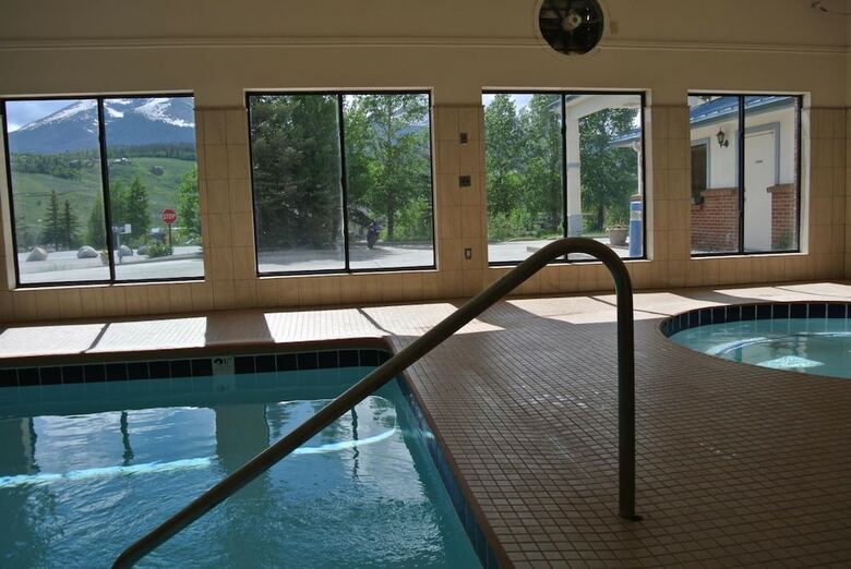 Hotel Luxury Inn And Suites