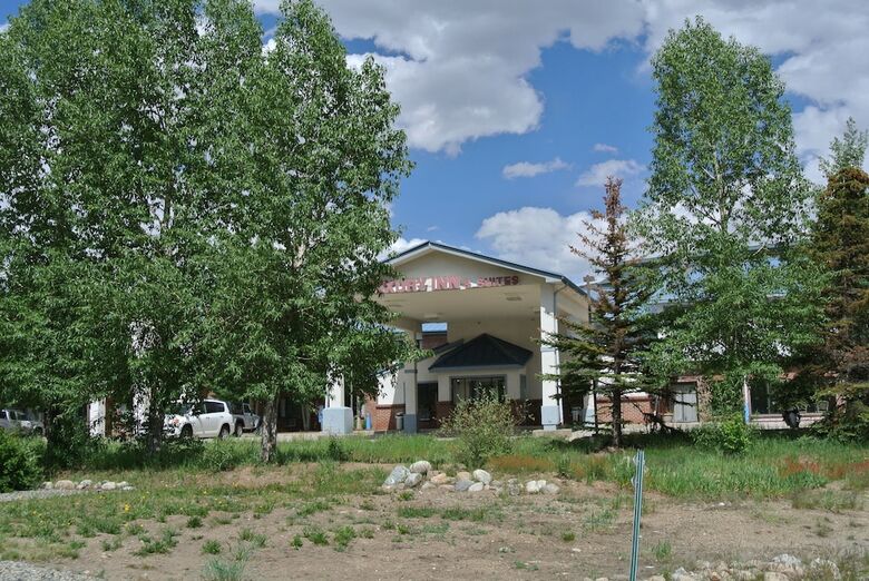 Hotel Luxury Inn And Suites