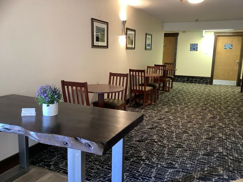 Hotel Luxury Inn And Suites