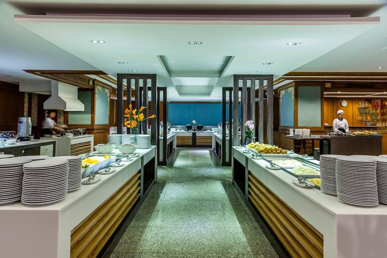 Hotel Cholchan Pattaya Beach Resort