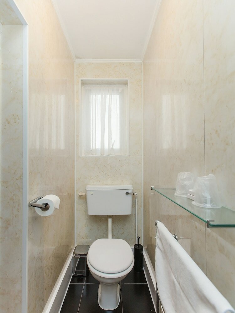 Oyo Stade Court Hotel